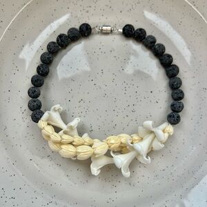 Lava collection Triple car lei - puakenikeni with pikake